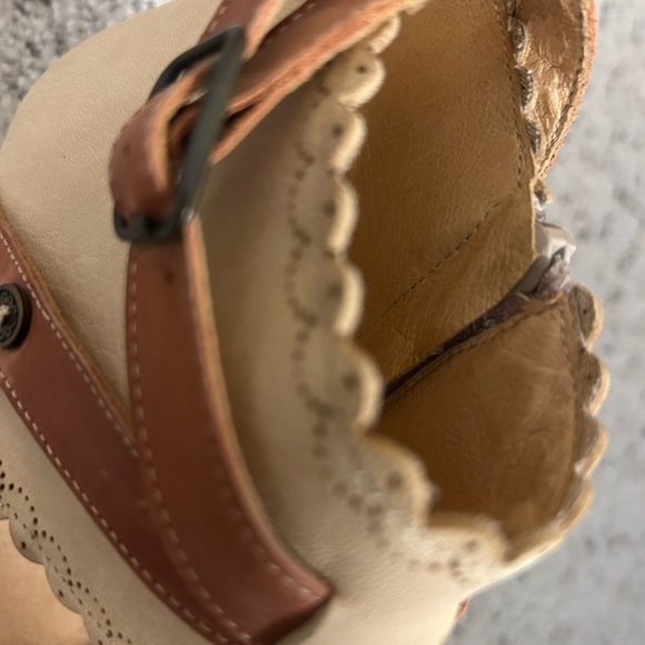 Gold Button 8.5 leather ankle booties w/floral detail excellent used condition - Picture 12 of 15